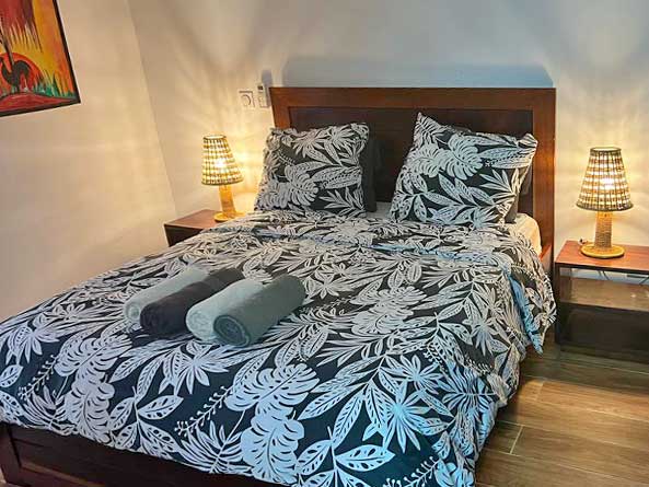 Chambre appartement tout confort à louer Cap Skirring dans maison avec piscine solarium jardin exotique site arvimedia sénégal