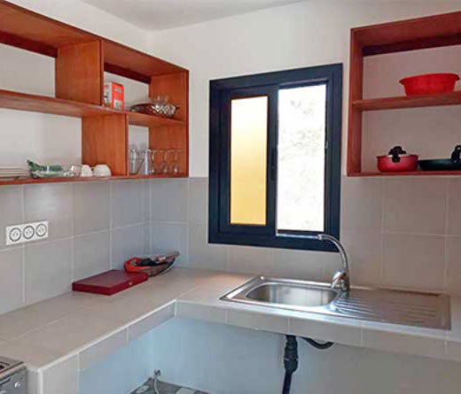 Espace cuisine fonctionnel et pratique  maison à louer dans jardin exotique à cap skirring