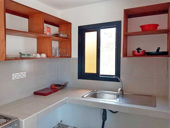 Espace cuisine fonctionnel et pratique  maison à louer dans jardin exotique à cap skirring